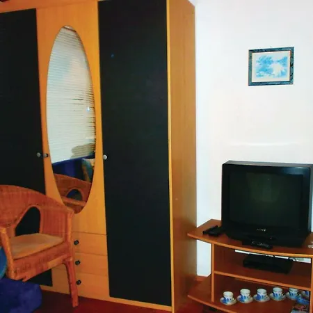 1 Bedroom Gorgeous In Hohe Duene Holiday home